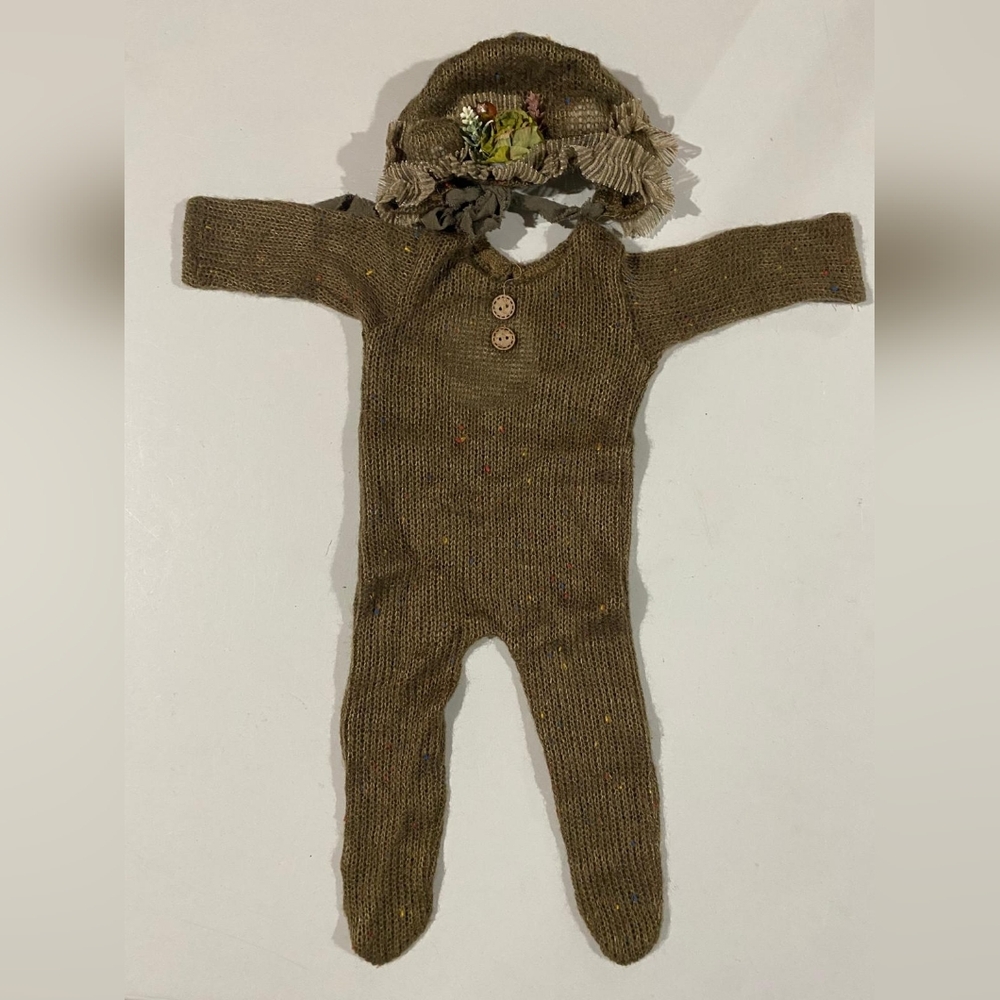 NWOT Supercute Knitted Onesie With Hat For Newborn Babies. Great For Photoshoot